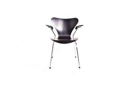 Cadeira Série 7 por Arne Jacobsen (05646/08)
